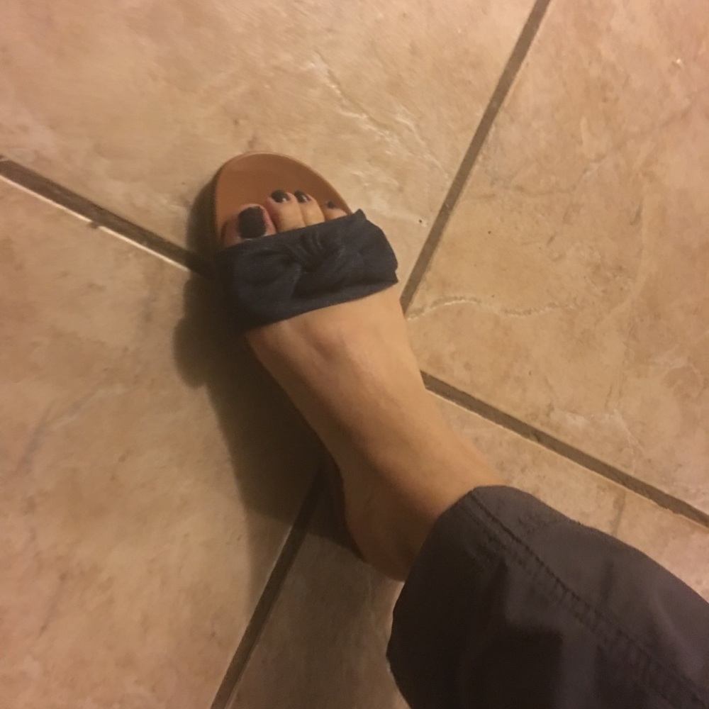 Saks fifth avenue flat sandals denim bows size 6